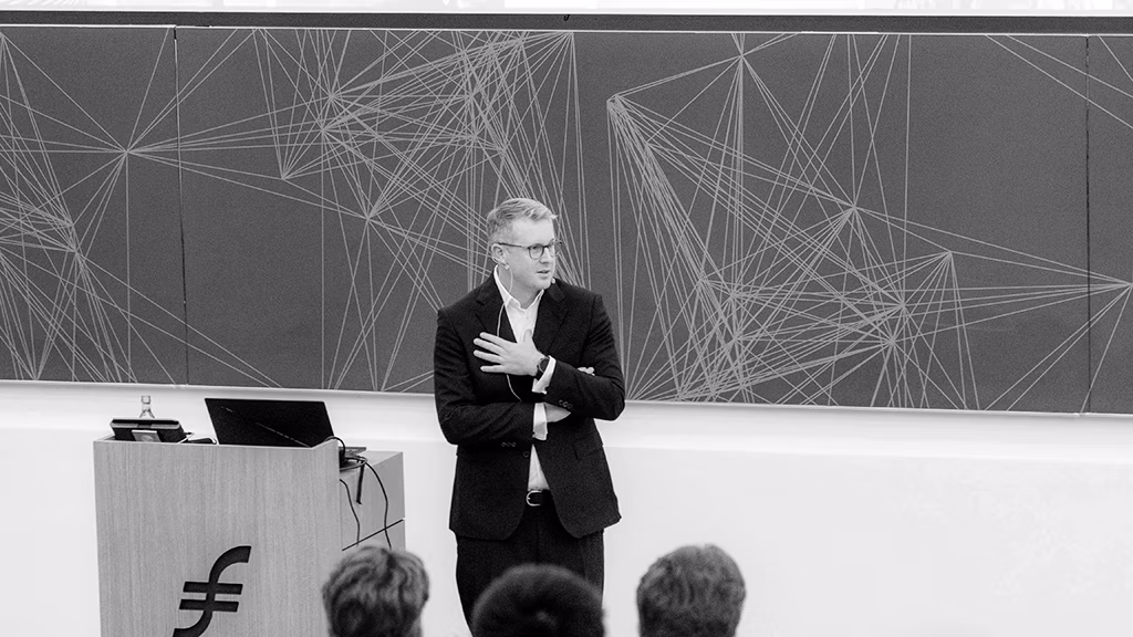 Ulrich Linnebank speaking in front of an audience